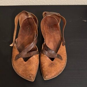 Cydwoq Women's Tan and Brown Leather Flats